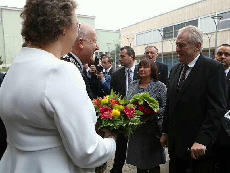 Příjezd prezidentského páru k budově Krajského úřadu.
