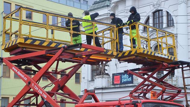 Trolejbusy v centru stojí. Oprava trolejového vedení potrvá do odpoledne.