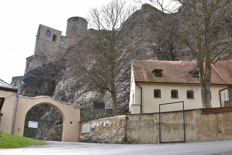 Ticho, prázdná parkoviště a zamčená brána. To je současnost hradu Střekov.