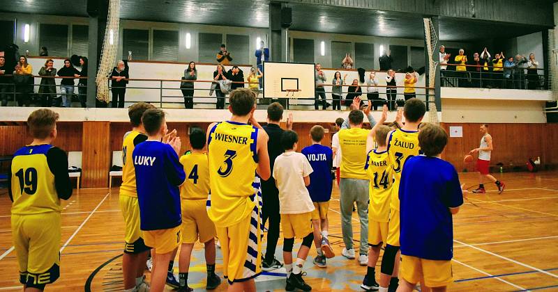 Basketbalové derby mezi Slunetou Ústí nad Labem a Děčínem v extralize žáků U14 skončilo vítězstvím domácích 76:60.