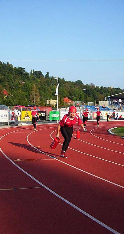 Sice hasiči běhali perfektně a ukazovali, že utíkat lze i s žebříkem, ale pohled na závodnice – ženy v požárním sportu byl přece jenom zajímavější. Dívky a ženy se nenechaly zahanbit. Také ony běhaly jako vítr.