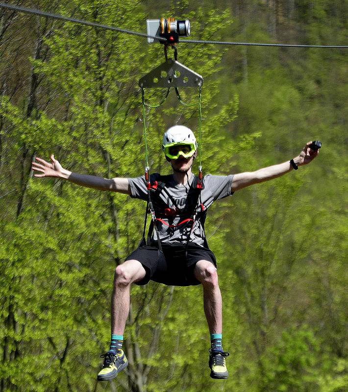 Ve čtvrtek poprvé zprovozní novou atrakci v Klínech na Mostecku. Krušnohorským údolím prosvištíte na unikátní zipline. Reportér Deníku lanovou dráhu vyzkoušel ještě před otevřením.