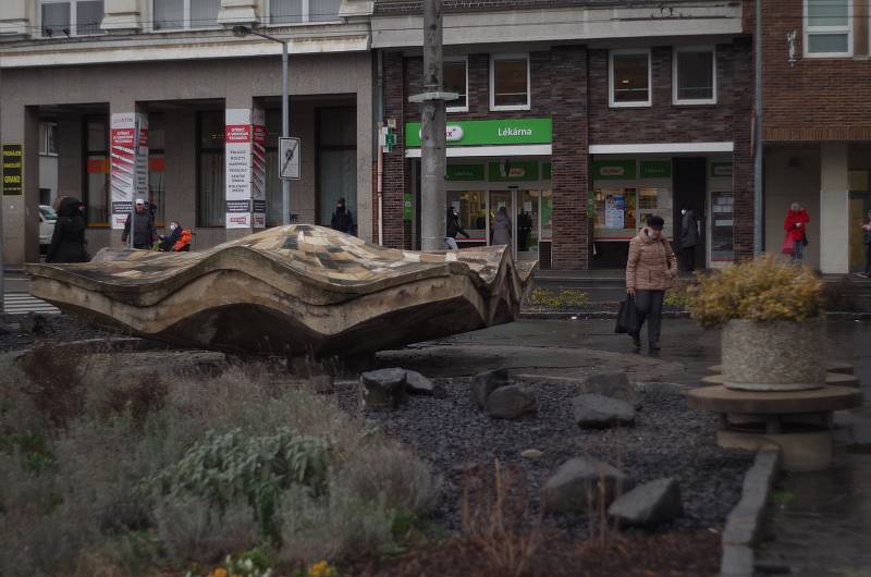 Unikátní plastika Karla Kronycha nazvaná Labe pomalu chátrá.