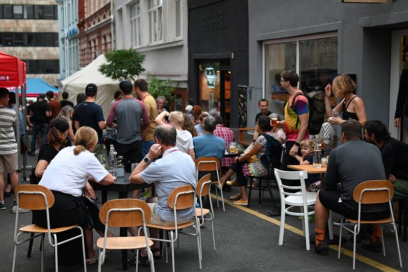 Café Max na ulici/12 let pod vanou v Ústí nad Labem