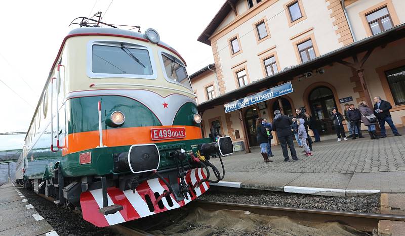 Elektrická lokomotiva "Bobina" dorazila na Střekov u příležitosti výročí šedesát let elektrifikace tratě.