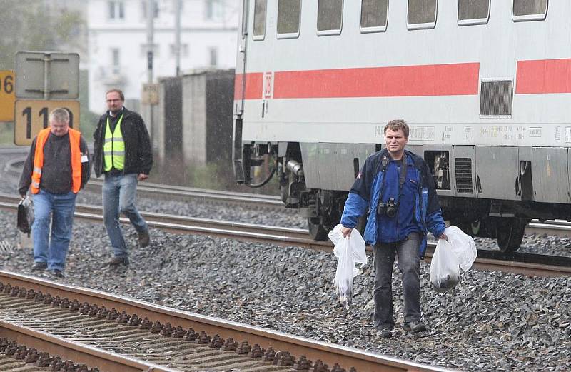 Mezinárodní vlak EC 175 srazil u Lovosic dva dělníky. Ti na místě svým zraněním podlehli.