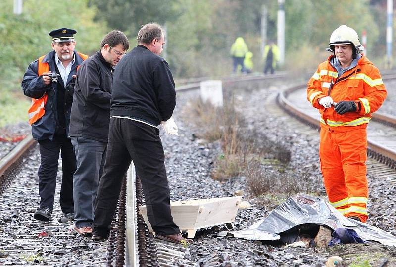 Mezinárodní vlak EC 175 srazil u Lovosic dva dělníky. Ti na místě svým zraněním podlehli.