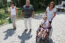Školačka Vanesa Gryčová trpící ochabováním svalů dostala nový mechanický vozík.  Pořídili ho Pavel Sušický s Ivou Ritschelovou z peněz Nadačního fondu Porta Bohemica a sponzorů.