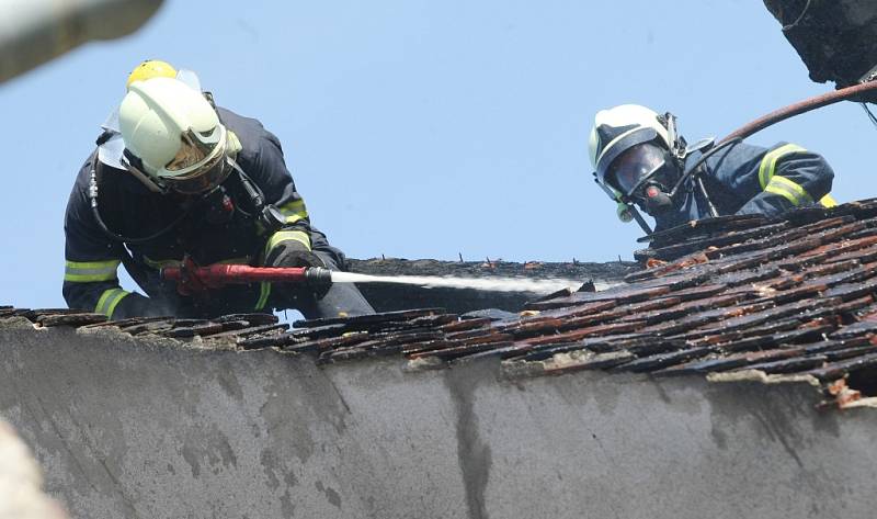 V Roudníkách hořela kůlna, garáž a nízký domek obklopený další zástavbou. 