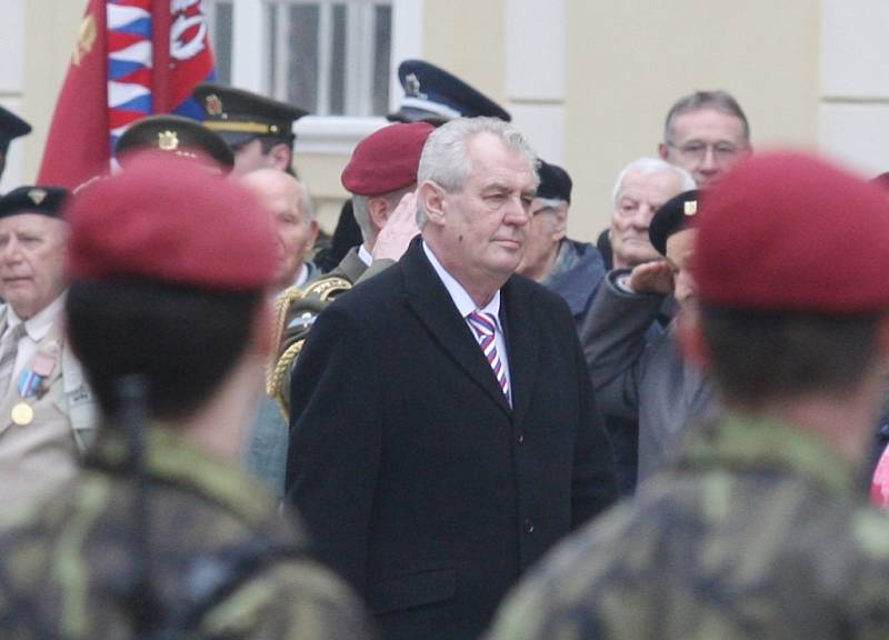 Miloš Zeman ve funkci vystřídal Václava Klause, který stál v čele země uplynulých deset let.
