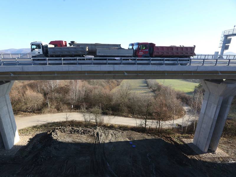 Zátěžová zkouška mostu na dokončovaném úseku dálnice D8.