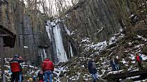 Zčásti krásně zamrzlé vodopády přilákaly desítky výletníků.
