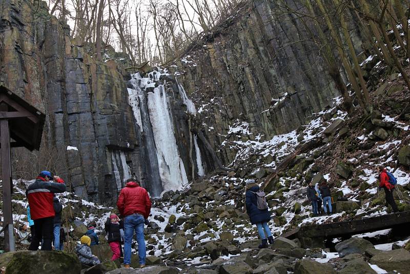 Zčásti krásně zamrzlé vodopády přilákaly desítky výletníků.