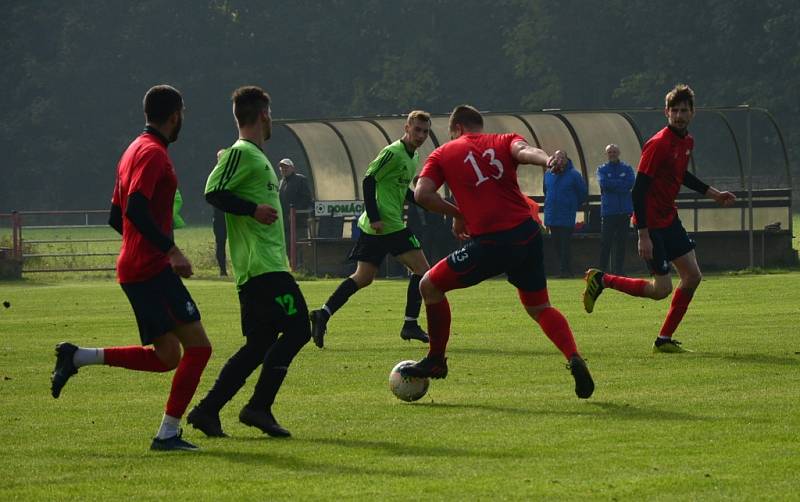 Fotbalisté Junioru Děčín (červené dresy) doma porazili Svádov 3:1.