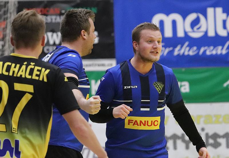 Futsalisté Rapidu se umístili v anketách o nováčka a brankáře roku 2020. Tomáš Jelínek (vpravo) slaví gól v powerplay, uprostřed Tomáš Votava