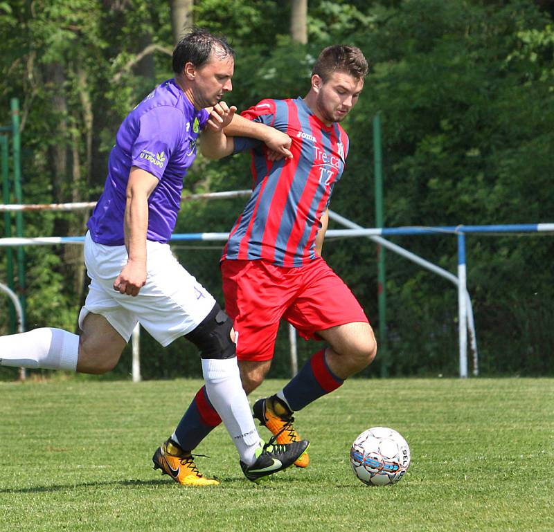 Fotbalisté Přestanova (v bílofialovém) si v domácím prostředí vyšlápli v derby na Chabařovice, které porazili 4:1.