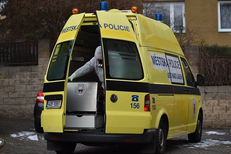 Strážník David Fránek v covidové uniformě pomáhal rodině v nouzi do sanitky.