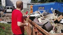 Úklid černé skládky v Matiční ulici v Ústí nad Labem