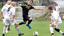 Fotbalisté béčka Svádova (v bílém) prohráli s Děčínem 0:3.