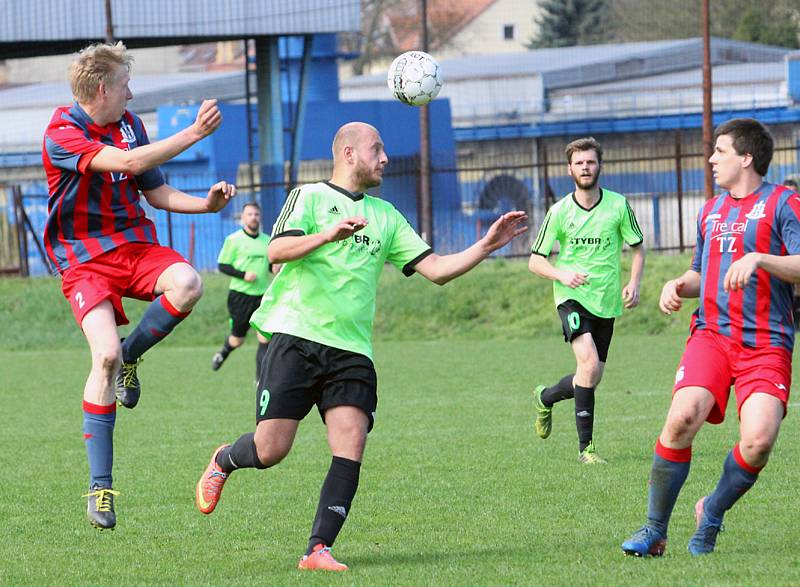 Fotbalisté Svádova (v zelenočerném) doma podlehli 1:2 Chabařovicím. Foto: Deník/Rudolf Hoffmann