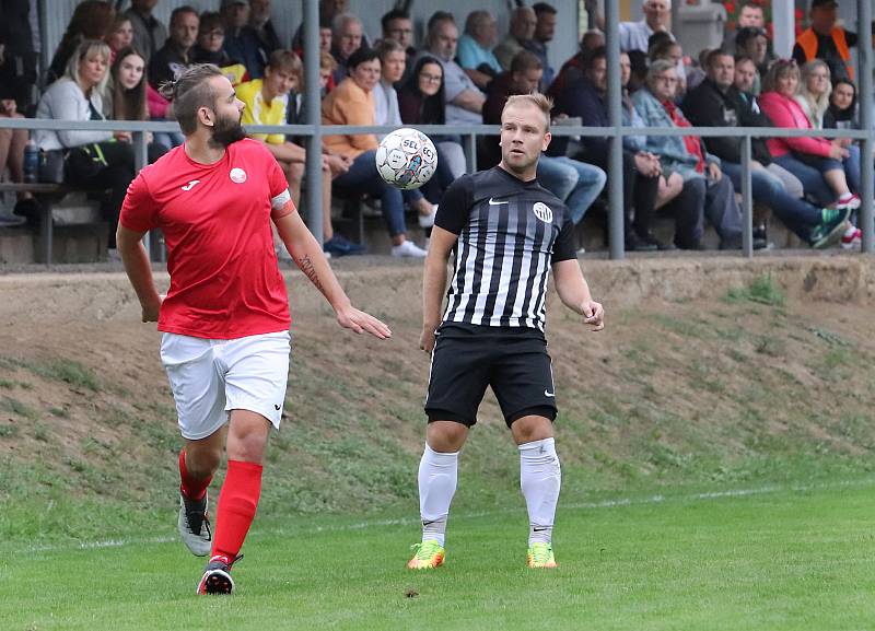 I.B třída - 5. kolo. Mojžíř (černobílí) porazil Sokol Unčín (červenobílí) poměrem 6:1.