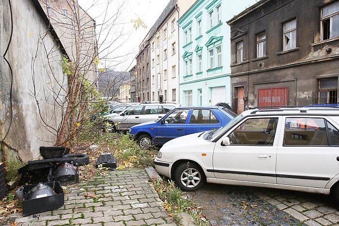 Díra na díře. Tak dnes vypadá ulice U České besedy. Bude ještě dlouho. Hlavní partner stavby obchodního centra krachnul. 