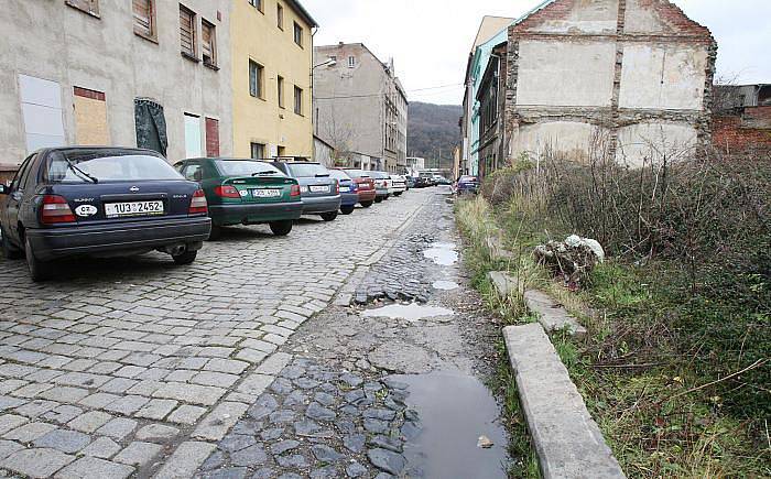 Díra na díře. Tak dnes vypadá ulice U České besedy. Bude ještě dlouho. Hlavní partner stavby obchodního centra krachnul. 