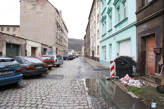 Díra na díře. Tak dnes vypadá ulice U České besedy. Bude ještě dlouho. Hlavní partner stavby obchodního centra krachnul. 