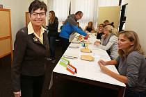 Předsedkyně Českého statistického úřadu Iva Ritschelová u voleb v centru Ústí