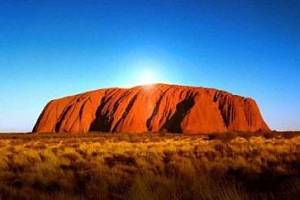 Austrálie - největší kamenný monolit planety zvaný Ayers Rock, dnes samozřejmě jménem Uluru.