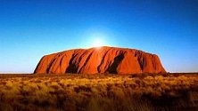 Austrálie - největší kamenný monolit planety zvaný Ayers Rock, dnes samozřejmě jménem Uluru.