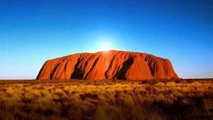 Austrálie - největší kamenný monolit planety zvaný Ayers Rock, dnes samozřejmě jménem Uluru.