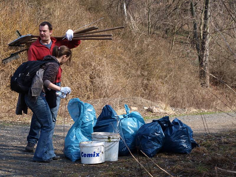 Do akce ústecké Poradny pro integraci s názvem „Clean up the world,“ se zapojila velká skupina cizinců z Kazachstánu, Vietnamci, Rusové, Ukrajinci, ale i dva Američané. 