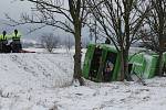 Dopravní nehoda autobusu a dvou osobních aut si vyžádala jeden lidský život a 15 zraněných.