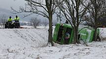 Dopravní nehoda autobusu a dvou osobních aut si vyžádala jeden lidský život a 15 zraněných.