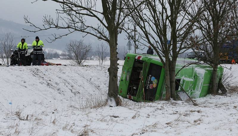 Dopravní nehoda autobusu a dvou osobních aut si vyžádala jeden lidský život a 15 zraněných.