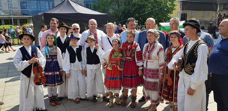 Barevný region zaplnil Lidické náměstí.