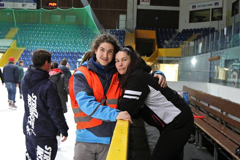 Mikulášské bruslení na zimním stadionu.