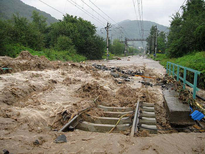  Těchlovice a železniční přejezd Horní Lhotka. Obec byla kompletně odříznuta od světa (7. 8. 2010)