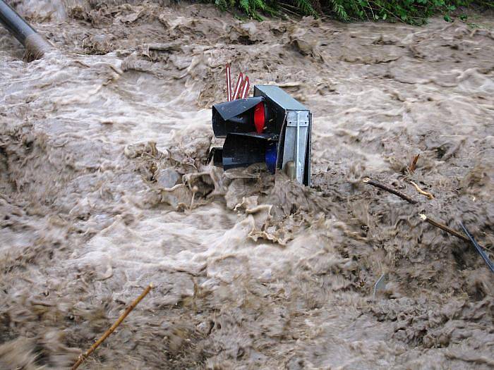  Těchlovice a železniční přejezd Horní Lhotka. Obec byla kompletně odříznuta od světa (7. 8. 2010)