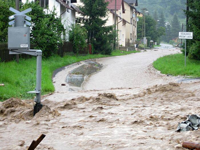  Těchlovice a železniční přejezd Horní Lhotka. Obec byla kompletně odříznuta od světa (7. 8. 2010)