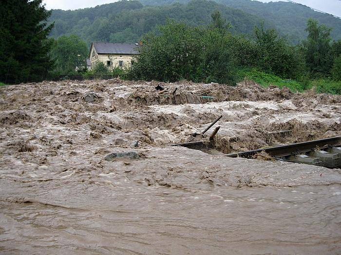  Těchlovice a železniční přejezd Horní Lhotka. Obec byla kompletně odříznuta od světa (7. 8. 2010)