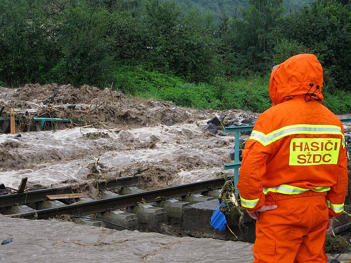  Těchlovice a železniční přejezd Horní Lhotka. Obec byla kompletně odříznuta od světa (7. 8. 2010)