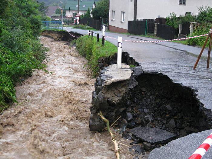  Těchlovice a železniční přejezd Horní Lhotka. Obec byla kompletně odříznuta od světa (7. 8. 2010)