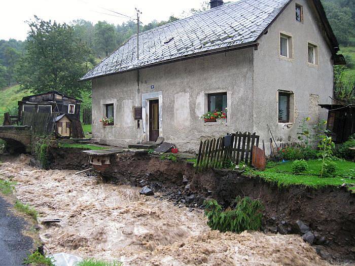  Těchlovice a železniční přejezd Horní Lhotka. Obec byla kompletně odříznuta od světa (7. 8. 2010)