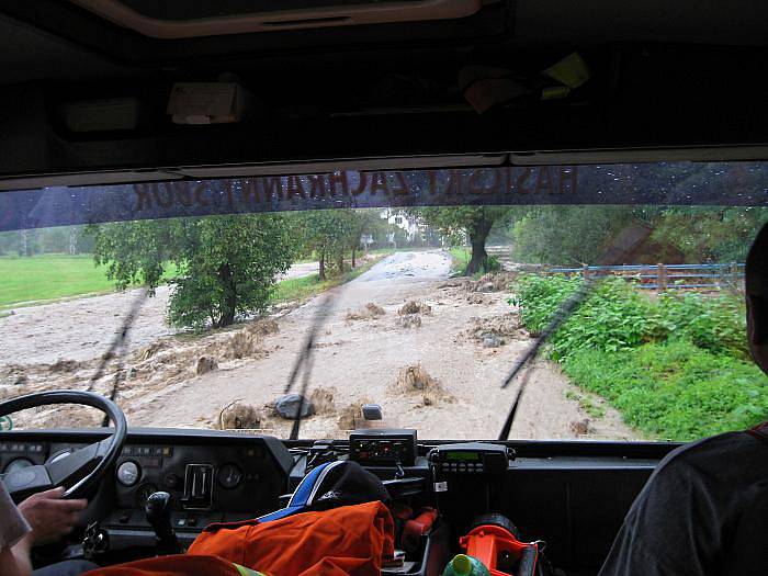 Těchlovice a železniční přejezd Horní Lhotka. Obec byla kompletně odříznuta od světa (7. 8. 2010)