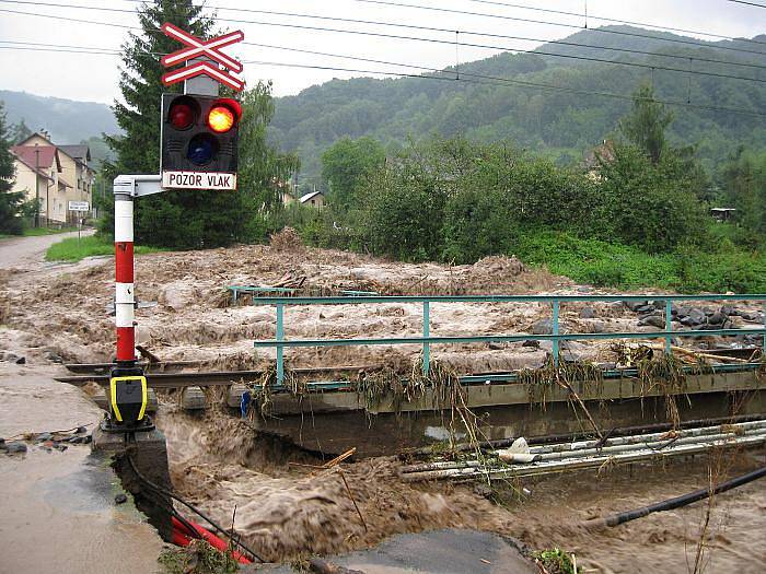  Těchlovice a železniční přejezd Horní Lhotka. Obec byla kompletně odříznuta od světa (7. 8. 2010)