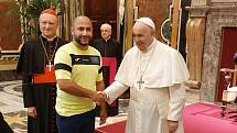 Ústečan Lukáš Pulko, který dlohodobě vede fotbalovou akademii pro děti z vyloučených lokalit, se osobně setkal s papežem. Jako člen světového výběru Romů si také zahrál proti výběru Vatikánu