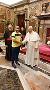 Ústečan Lukáš Pulko, který dlohodobě vede fotbalovou akademii pro děti z vyloučených lokalit, se osobně setkal s papežem. Jako člen světového výběru Romů si také zahrál proti výběru Vatikánu.