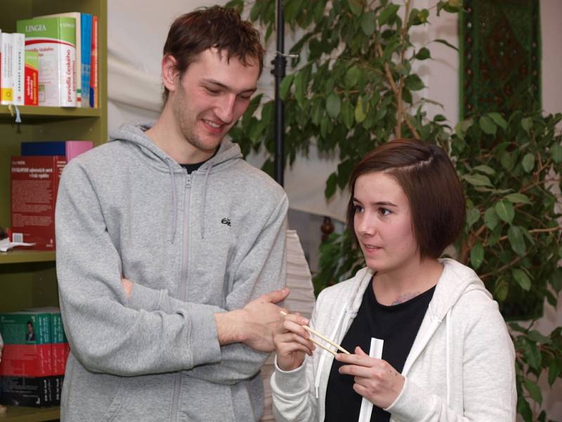 Studentka Sohyun Lee učila účastníky semináře, jak připravovat korejskou kuchyni.